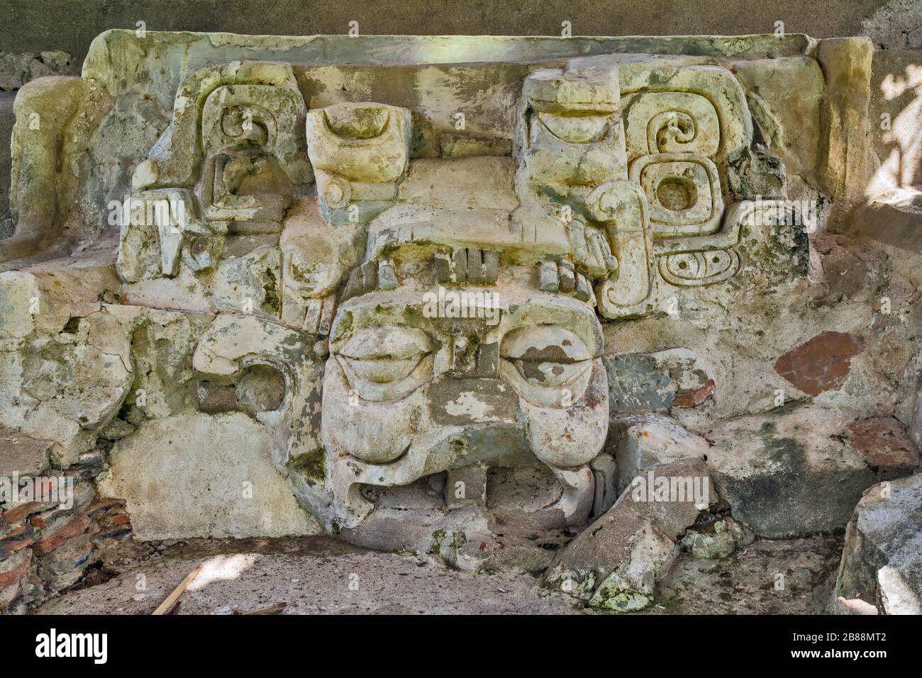 Maske von Kinich Ahau, der obersten Sonnengottheit der Maya, in Templo VI, Maya Ruinen an der Comalcalco archäologischen Stätte, Tabasco Staat, Mexiko Stockfoto