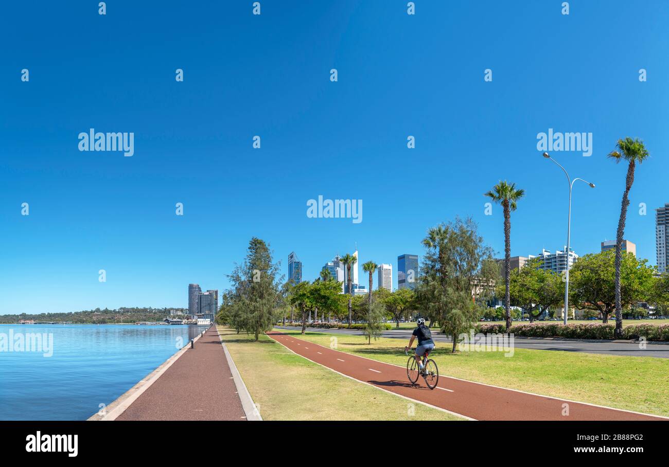 Laufsteg am Flussufer und Radweg mit Blick auf die Skyline der Innenstadt, Langley Park, Perth, Western Australia, Australien Stockfoto