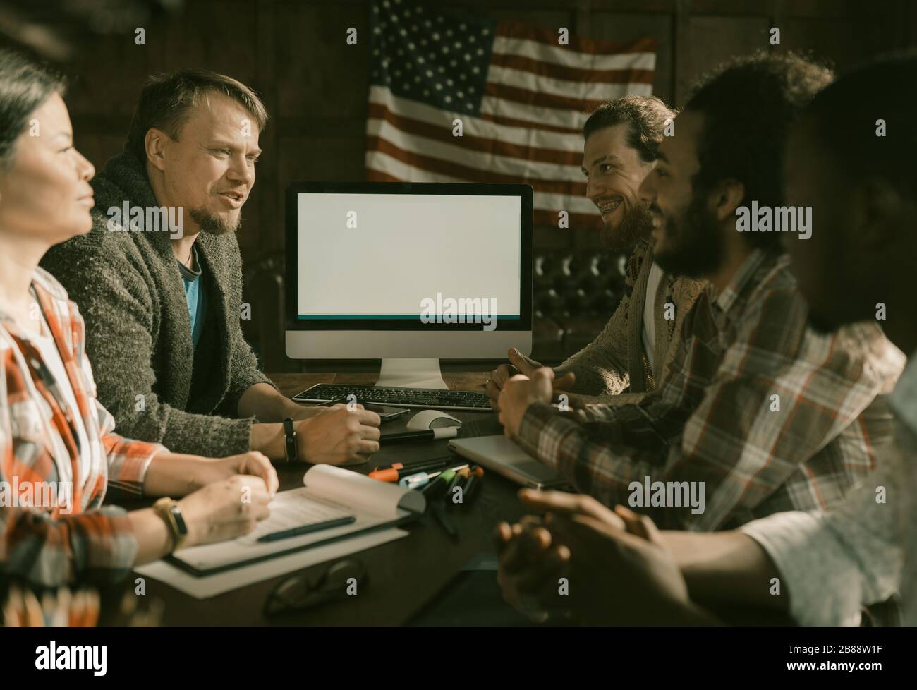 Eine Gruppe von Studenten oder Freiberuflern, die an einem Workshop teilnehmen Stockfoto