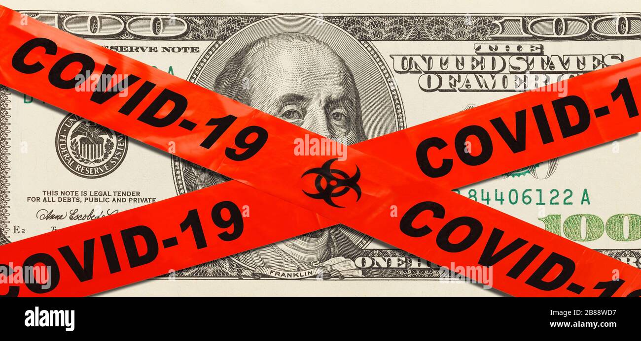 Hundert Dollar Bill mit Coronavirus Band isoliert auf White. Stockfoto