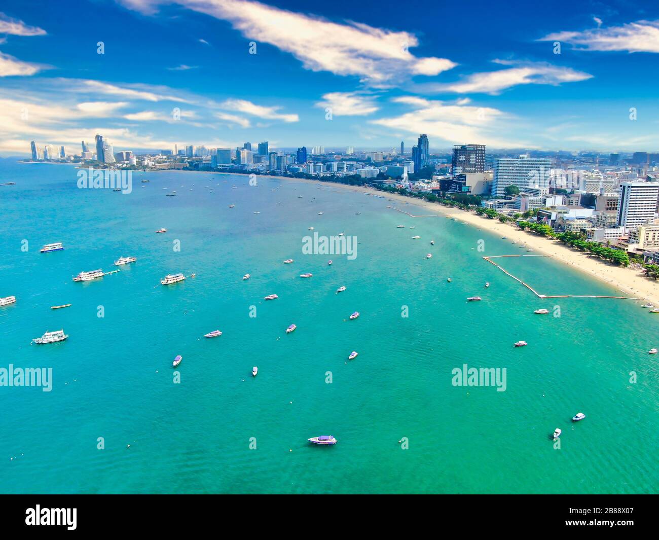 Luftansicht Mit Drone. Touristen am Pattaya Beach, Chonburi, Thailand. Schöne Landschaft Hut Pattaya Beach. Stockfoto