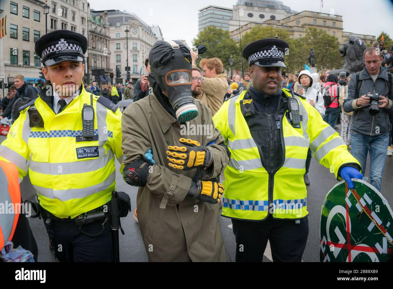 Trafalgar Square, London - 7. Oktober 2019 - Extinction Rebellion Pakten - Umweltaktivist wird von der Polizei verhaftet Stockfoto