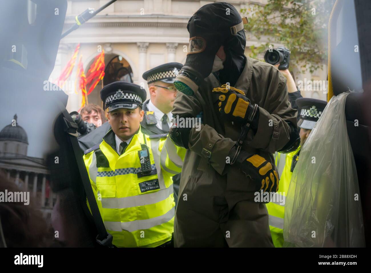 Trafalgar Square, London - Oktober 7, 2019 - Aussterben Rebellion ptotests-Umweltaktivistin, die von der Polizei verhaftet wurde, Stockfoto