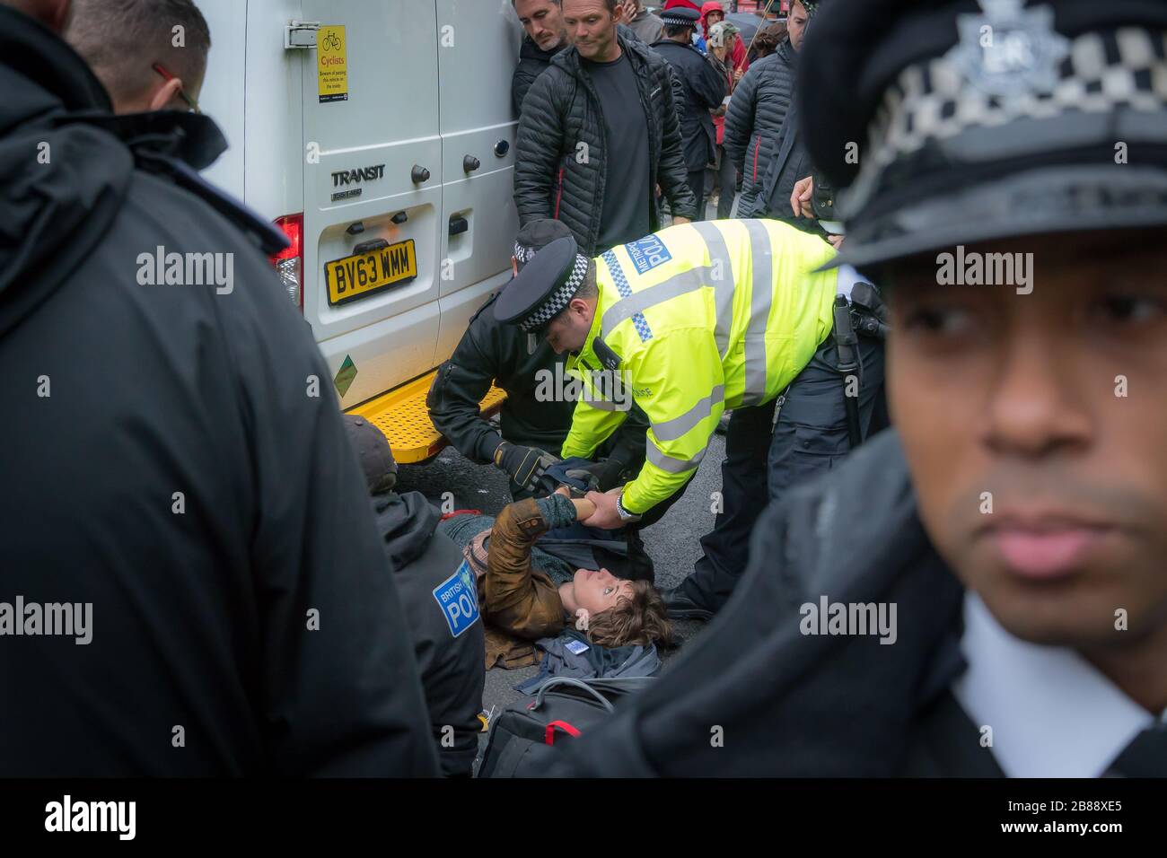 Trafalgar Square, London - Oktober 7, 2019-XR ptotests-Umweltaktivistin, die sich mit einem Fahrzeug von der Polizei verhaftet wurde, Stockfoto