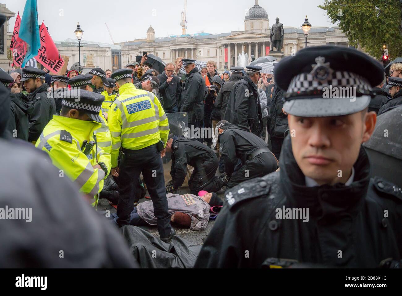 Trafalgar Square, London - 7. Oktober 2019 - Extinction Rebellion Pakten - Umweltaktivist wird von der Polizei verhaftet Stockfoto