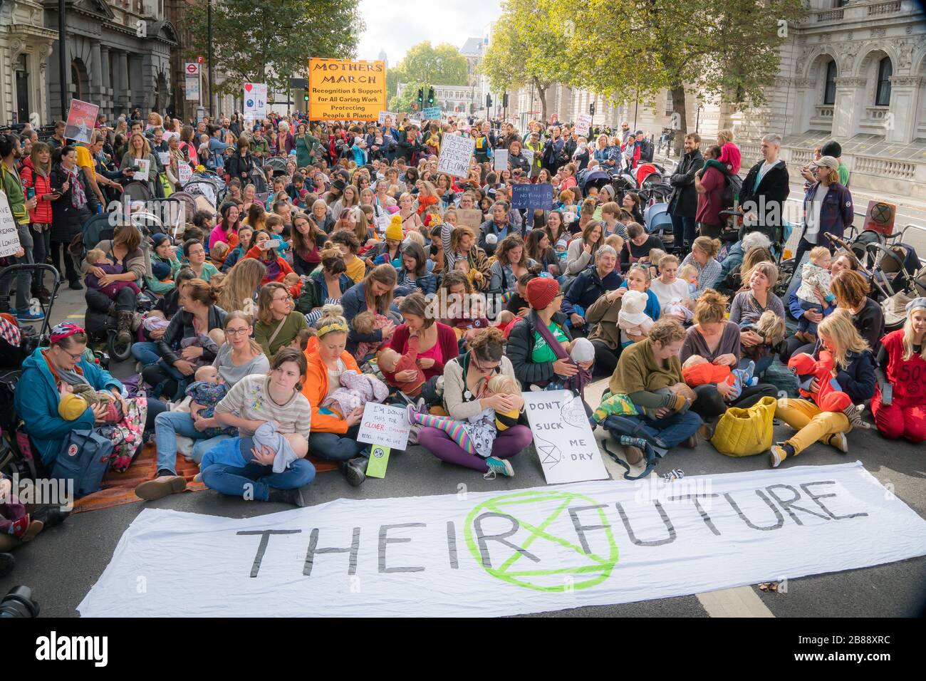 Whitehall, London, Großbritannien. - 9. Oktober 2019- Aufruhr Rebellion Klimaschutz - "anderer" März" Stockfoto