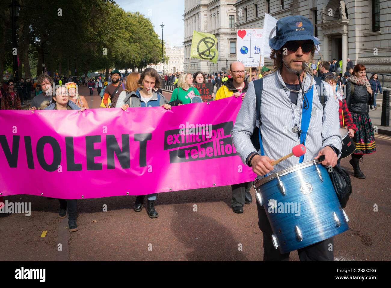 London, Großbritannien. - 9. Oktober 2019- Aufstandsdemonstration zum Klimawandel - Demonstranten blockieren die Straße Stockfoto