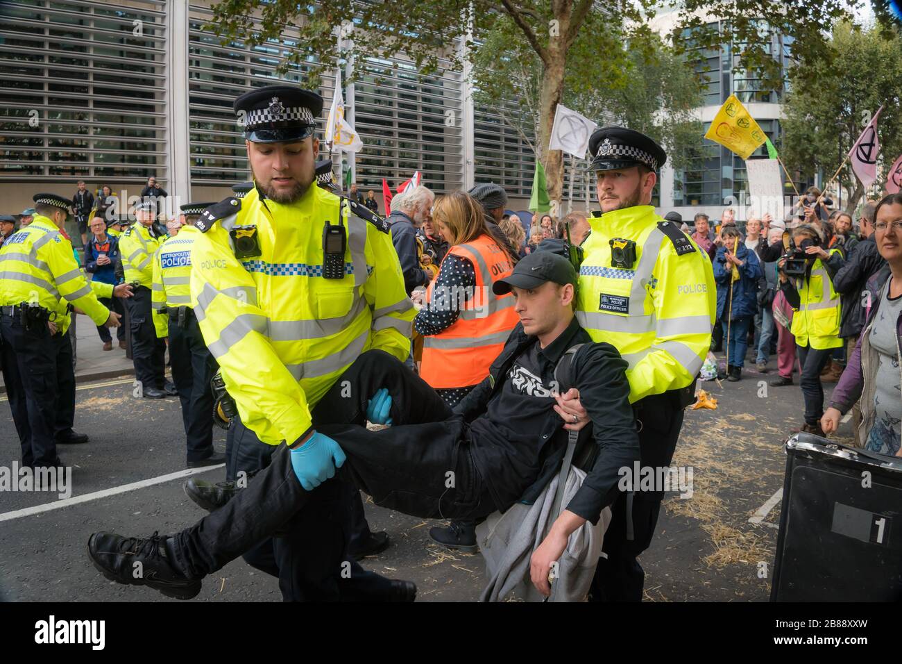 Marsham Street, London - 9. Oktober 2019 - Extinction Rebellion Pakten - Umweltaktivist wird von der Polizei verhaftet Stockfoto