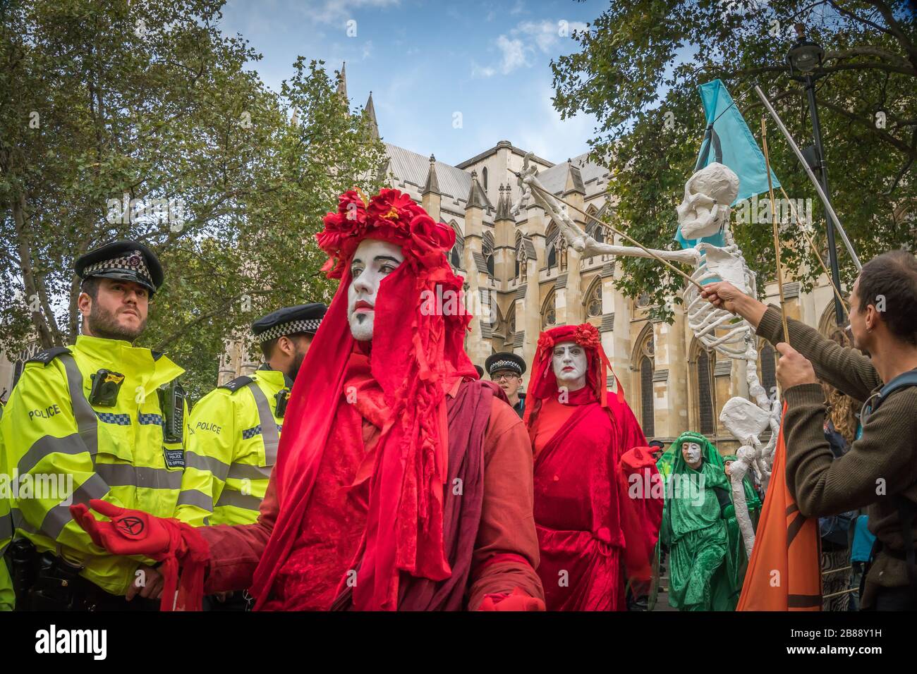 London, Großbritannien. - 9. Oktober 2019- Aufstandsdemonstration zum Klimawandel - Demonstranten führen eine Straßenvorstellung durch Stockfoto