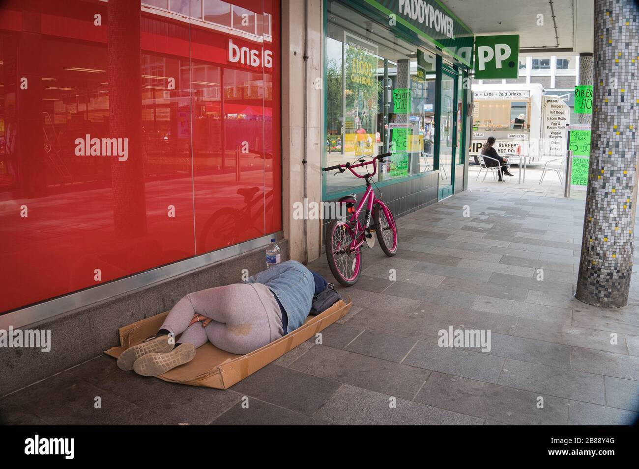 Crawley, West Sussex, Großbritannien - 12. Juli 2019 - ein Obdachloser, der auf einer Straße schläft Stockfoto