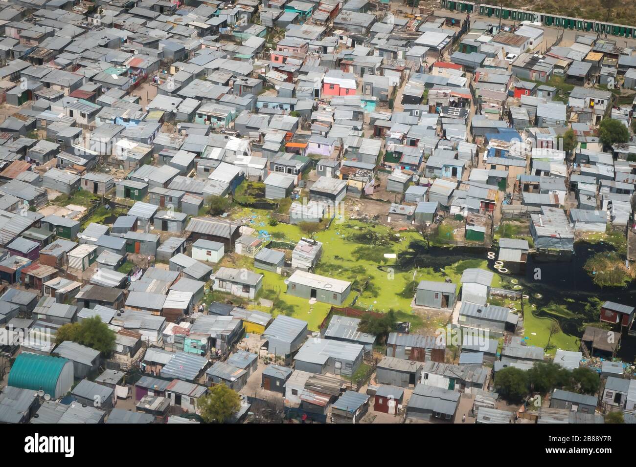 Kapstadt, Südafrika - 1. Dezember 2019 - Luftbild überfluteter Schalen im informellen Siedlungsgebiet Stockfoto