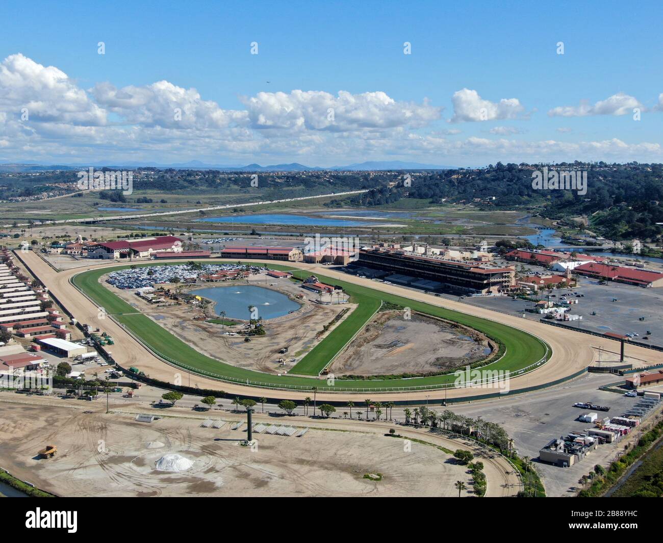 Luftaufnahme des Del Mar Racetrack. Pferderennen, Pferderennen, Leistungssport, San Diego County, Kalifornien. USA. März 2020 Stockfoto