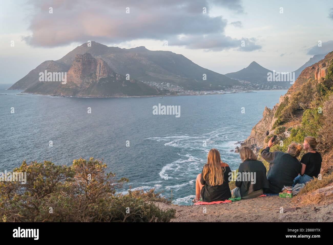 In der Nähe von Kapstadt, Südafrika - 30. November 2019 - Panoramablick auf die Hout Bay vom Chapman Peak Drive Stockfoto