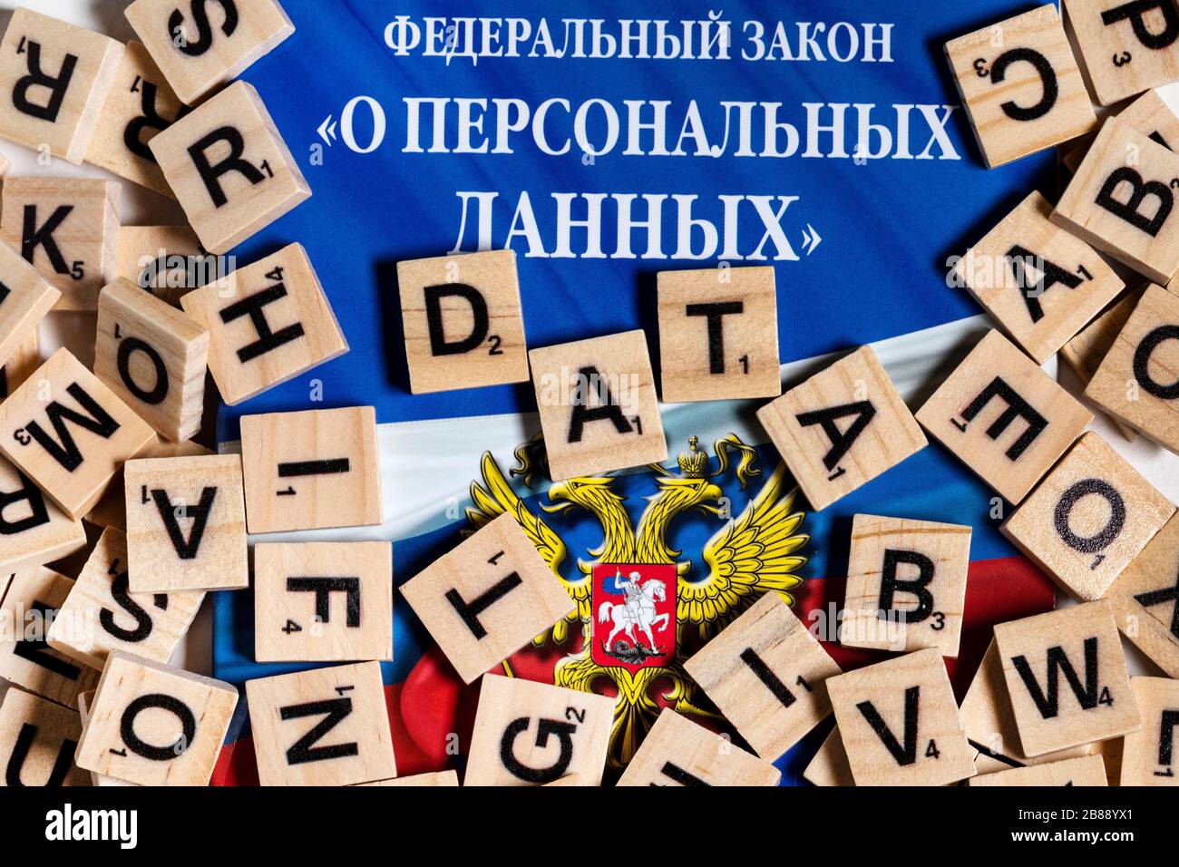 Das russische Bundesgesetz über personenbezogene Daten (Nr. 152-FZ) auf dem Hintergrund englischer Buchstaben Stockfoto