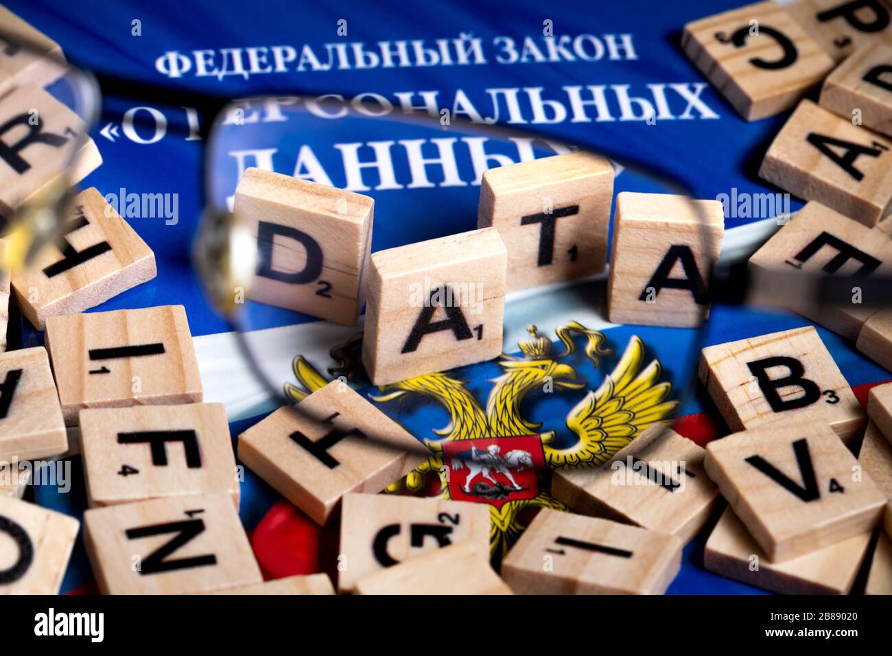 Das russische Bundesgesetz über personenbezogene Daten (Nr. 152-FZ) auf dem Hintergrund englischer Buchstaben Stockfoto