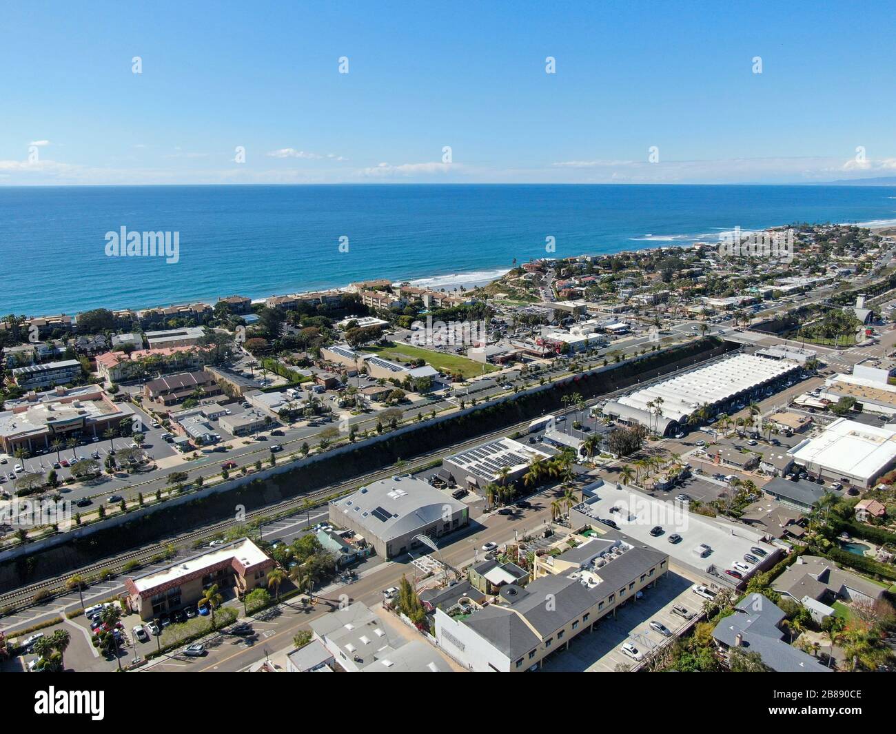 Luftaufnahme des Solana Beach mit dem Pazifischen Ozean während des sonnigen Tages, Küstenstadt im San Diego County, Kalifornien. USA Stockfoto