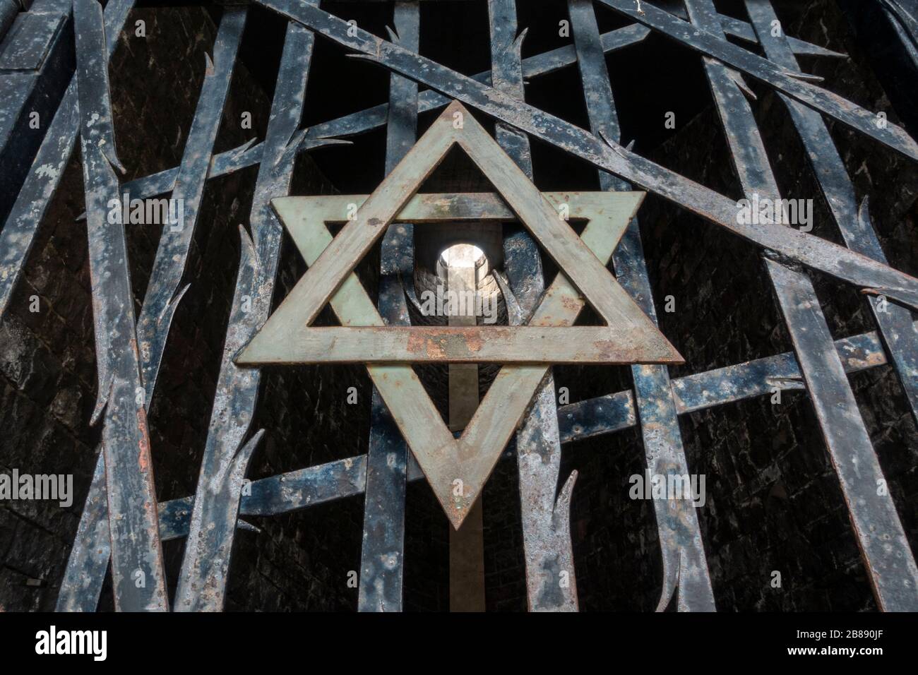 Davidstern (am Eingangstor) mit Lichtstrahl im Inneren der jüdischen Gedenkstätte, dem ehemaligen KZ-Außenlager des Deutschen Nazi-Dachaus, München, Deutschland Stockfoto