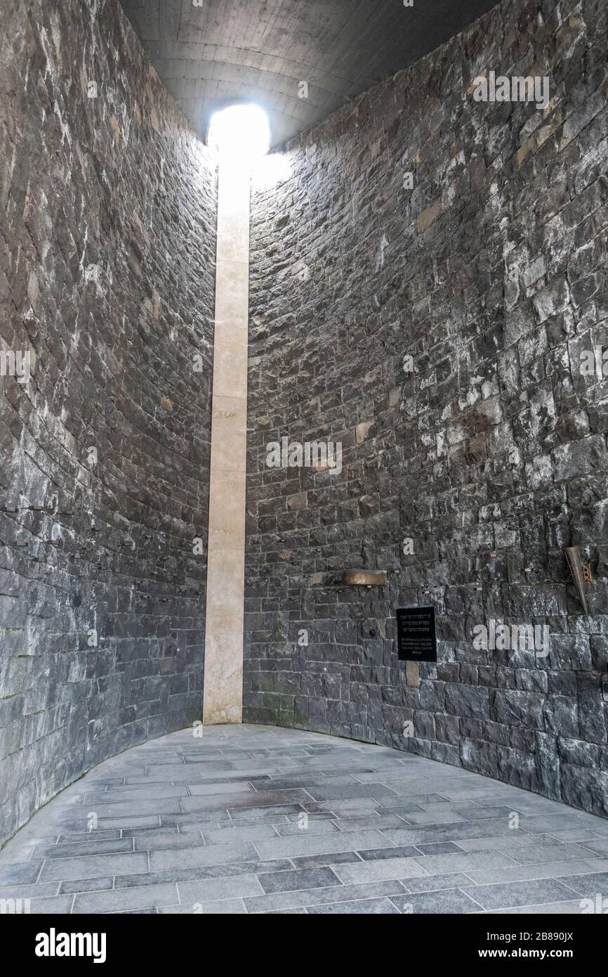 Im Inneren der jüdischen Gedenkstätte im ehemaligen NS-Konzentrationslager Deutscher Dachauer, München, Deutschland. Stockfoto