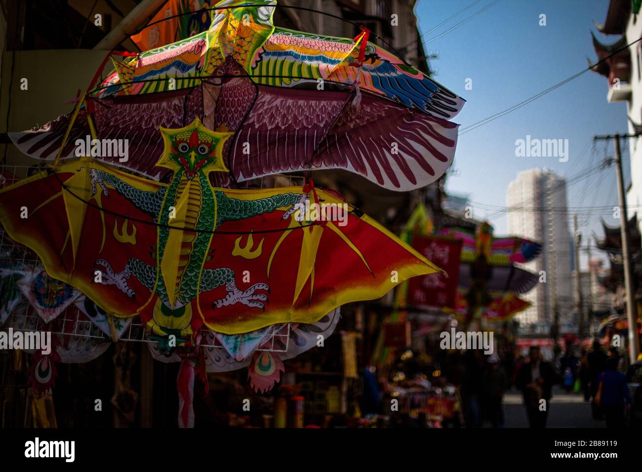 Farbenfroher Drache gemusterte traditionelle Delta-Shaped-Kites auf einem Markt in China. Stockfoto