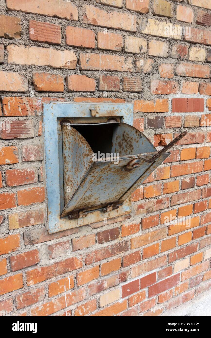 Metallschutte an der Außenwand der Gaskammer am Krematoriumsstandort im ehemaligen NS-Konzentrationslager Deutscher Dachauer, München, Deutschland. Stockfoto