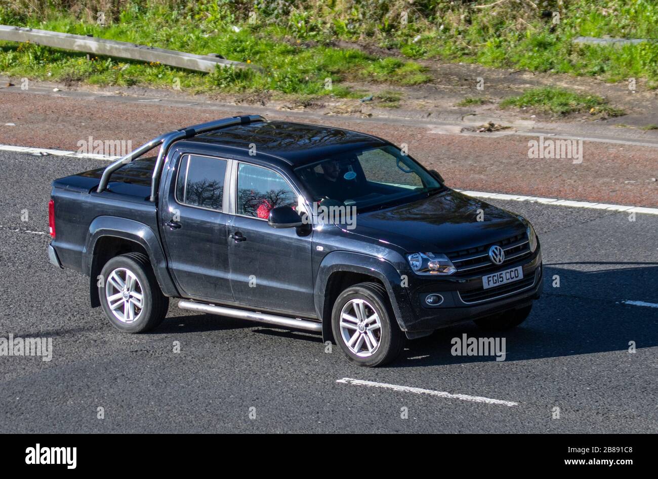 2015 schwarzer VW Volkswagen Amarok Highline 4Motion D; UK Fahrzeugverkehr, Transport, bewegliche Fahrzeuge, Fahrzeug, Straßen, Motoren, Fahren auf der Autobahn M6 Stockfoto
