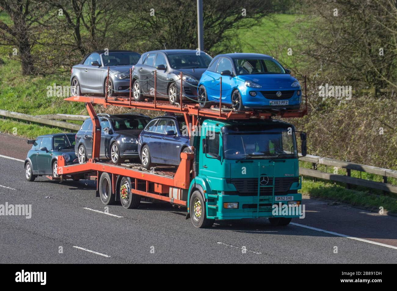 Autotransporter Transport-Lieferwagen, Lastwagen, Transport, LKW, Frachtführer, Mercedes Benz Atego Fahrzeug, europäischer kommerzieller Transport, Industrie, M6 in Manchester, Großbritannien Stockfoto