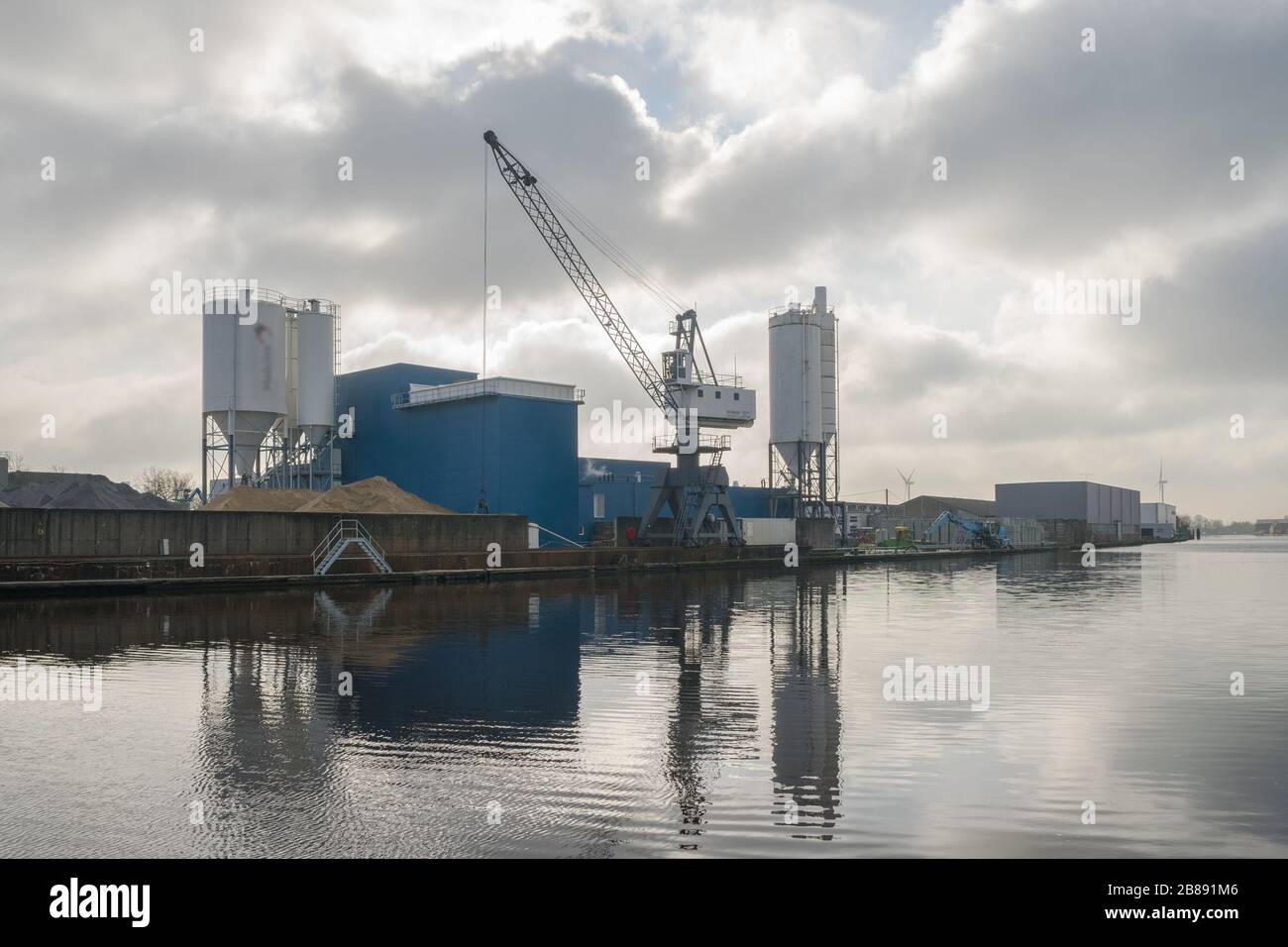 Zement- und Mörserindustrie mit Großkran am Rhein entlang Stockfoto
