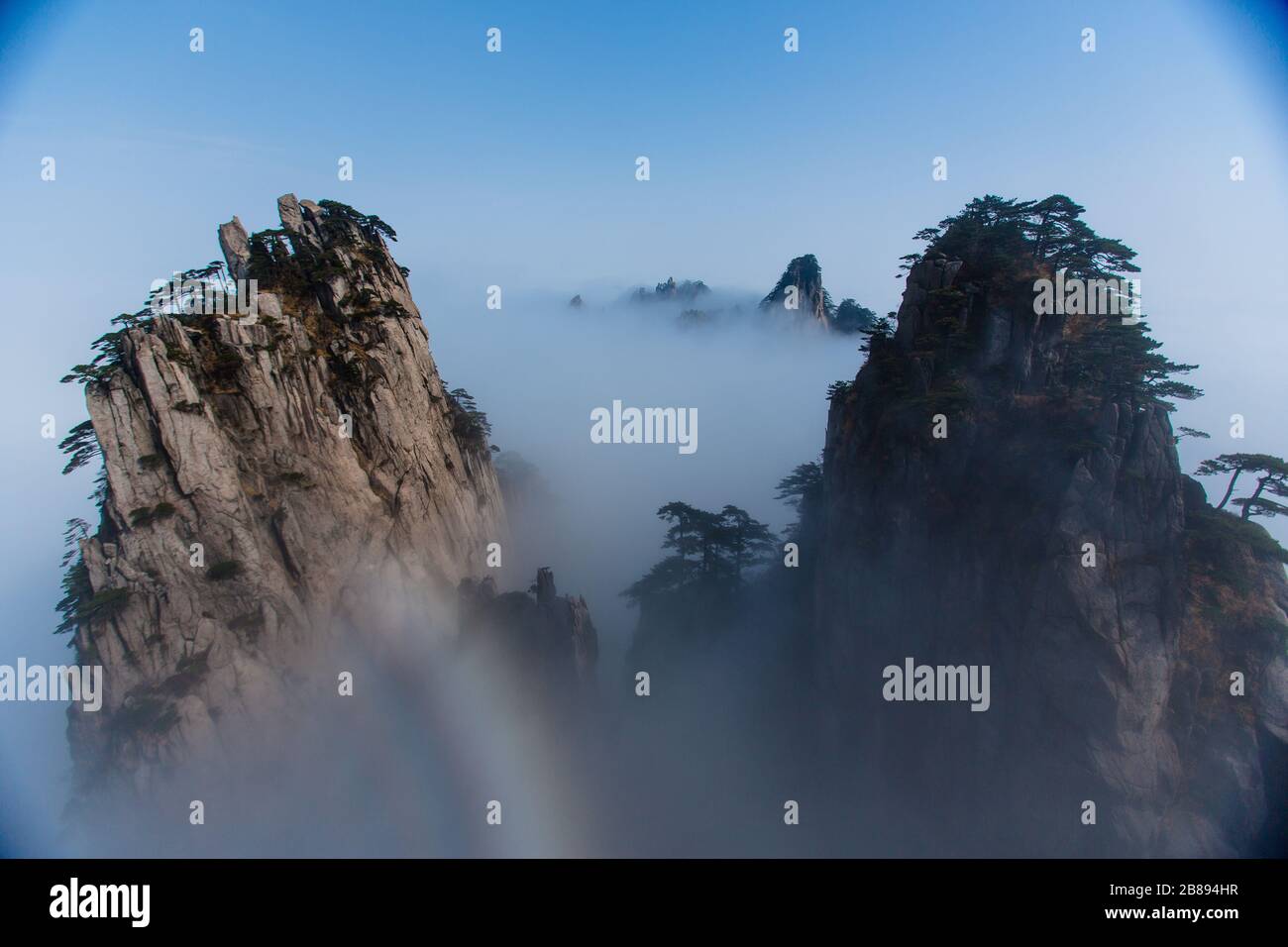 Mist spielt mit einer epischen Ansicht der berühmten Gelben Berge, Anhui Provinz, China Stockfoto