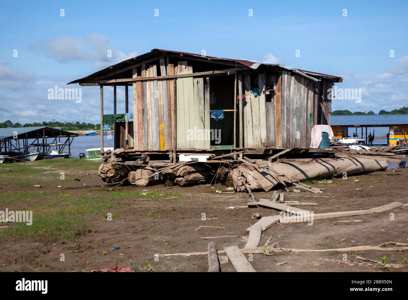 Schwimmendes Haus, Heim, Hausboot, am Fluss Amazon, Kolumbien, Südamerika. Stockfoto