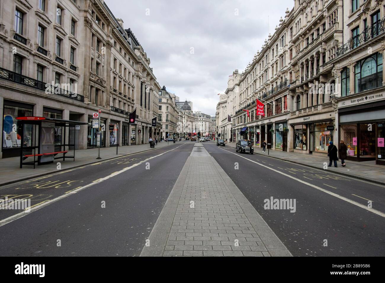 London, Großbritannien. März 2020. Die Regent Street, normalerweise eine der beliebtesten Einkaufsgegenden des West End, ist praktisch verlassen, da die Menschen vom Zentrum Londons fernbleiben. Stockfoto