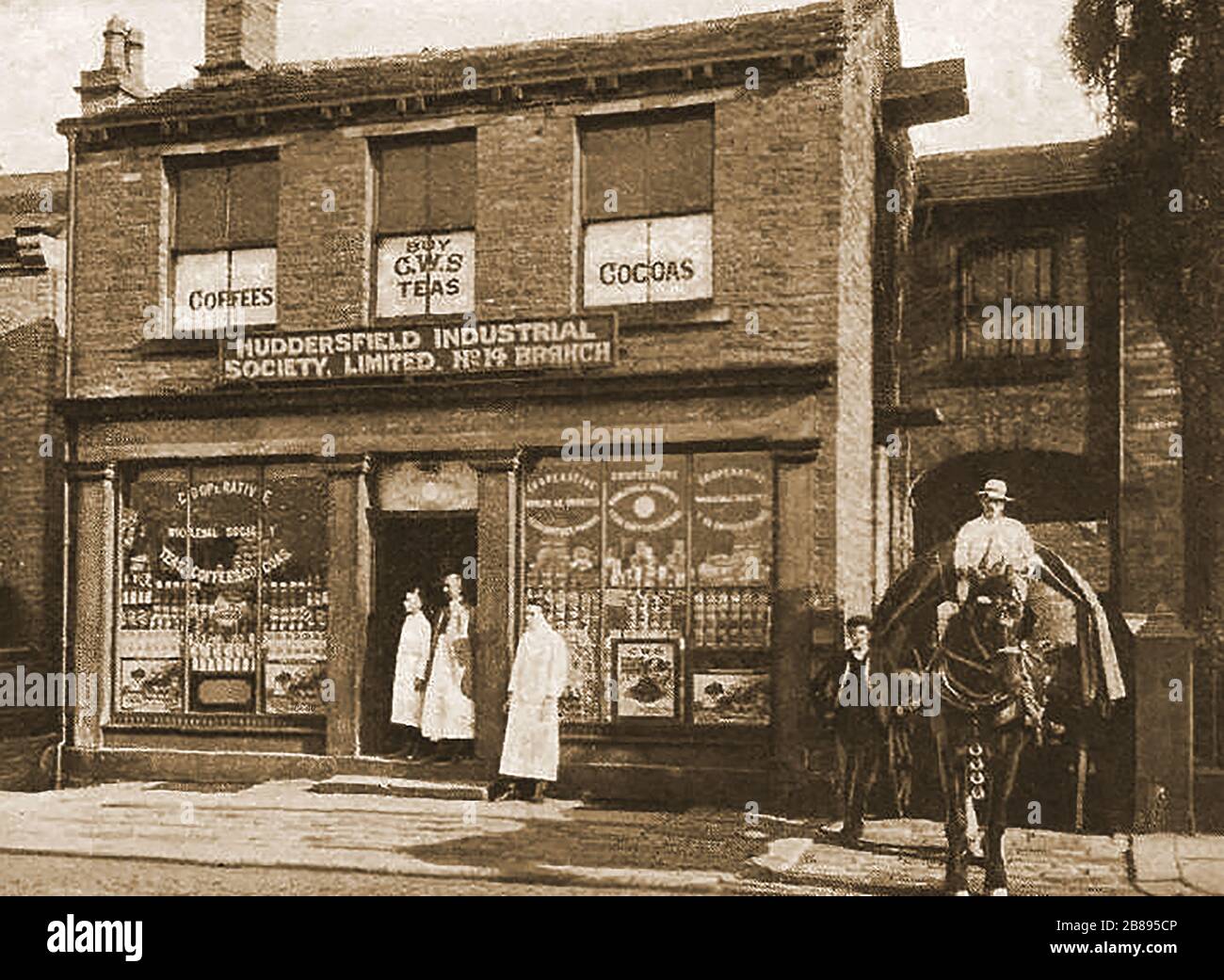 Huddersfield Industrial Society - ein frühes Foto des Greenside Grocery Store und ihres Lieferwagens Stockfoto
