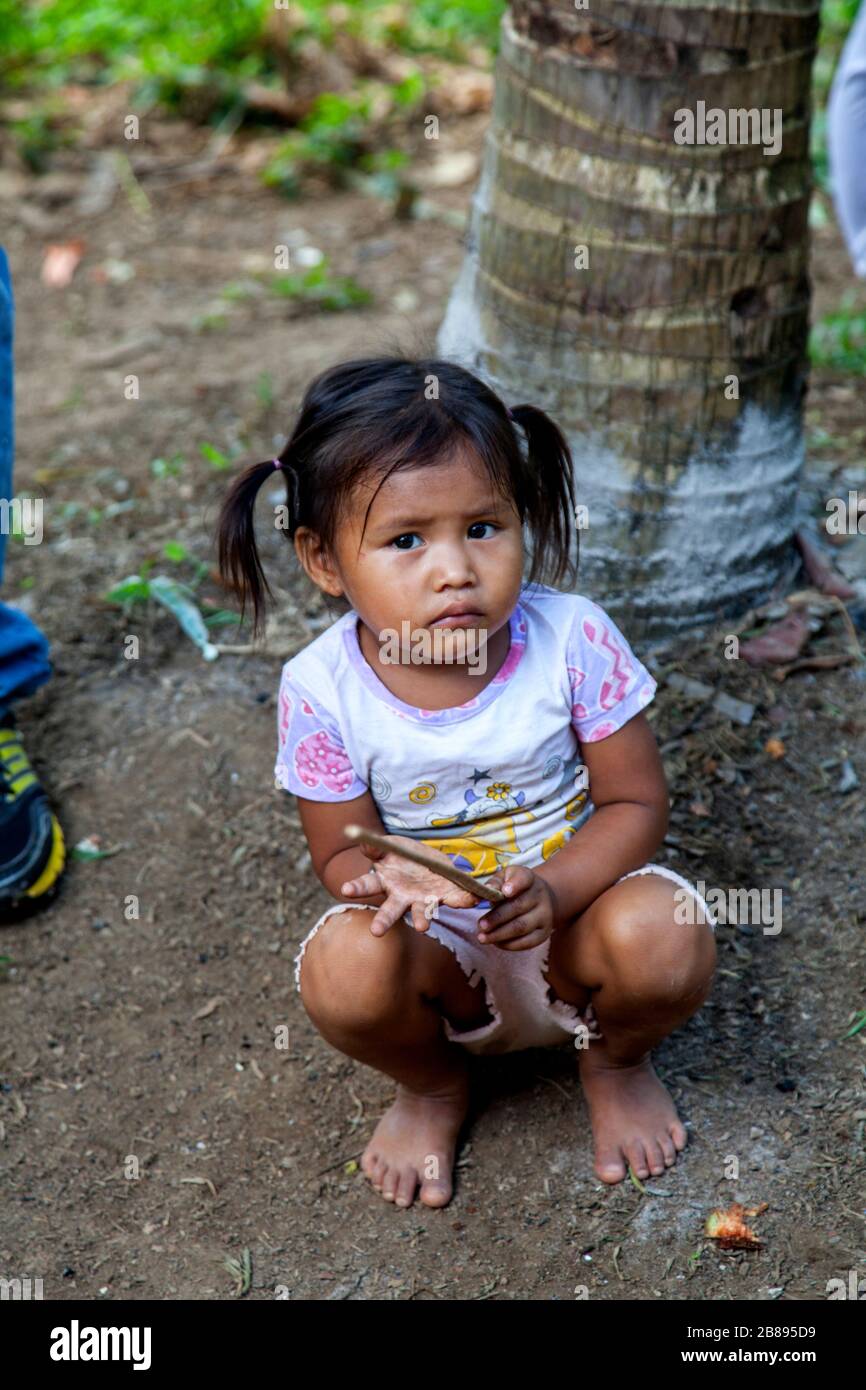 Kleines Mädchen in den indischen Reservierungsgemeinden in Mocagua, Amazon, Kolumbien, Südamerika. Stockfoto