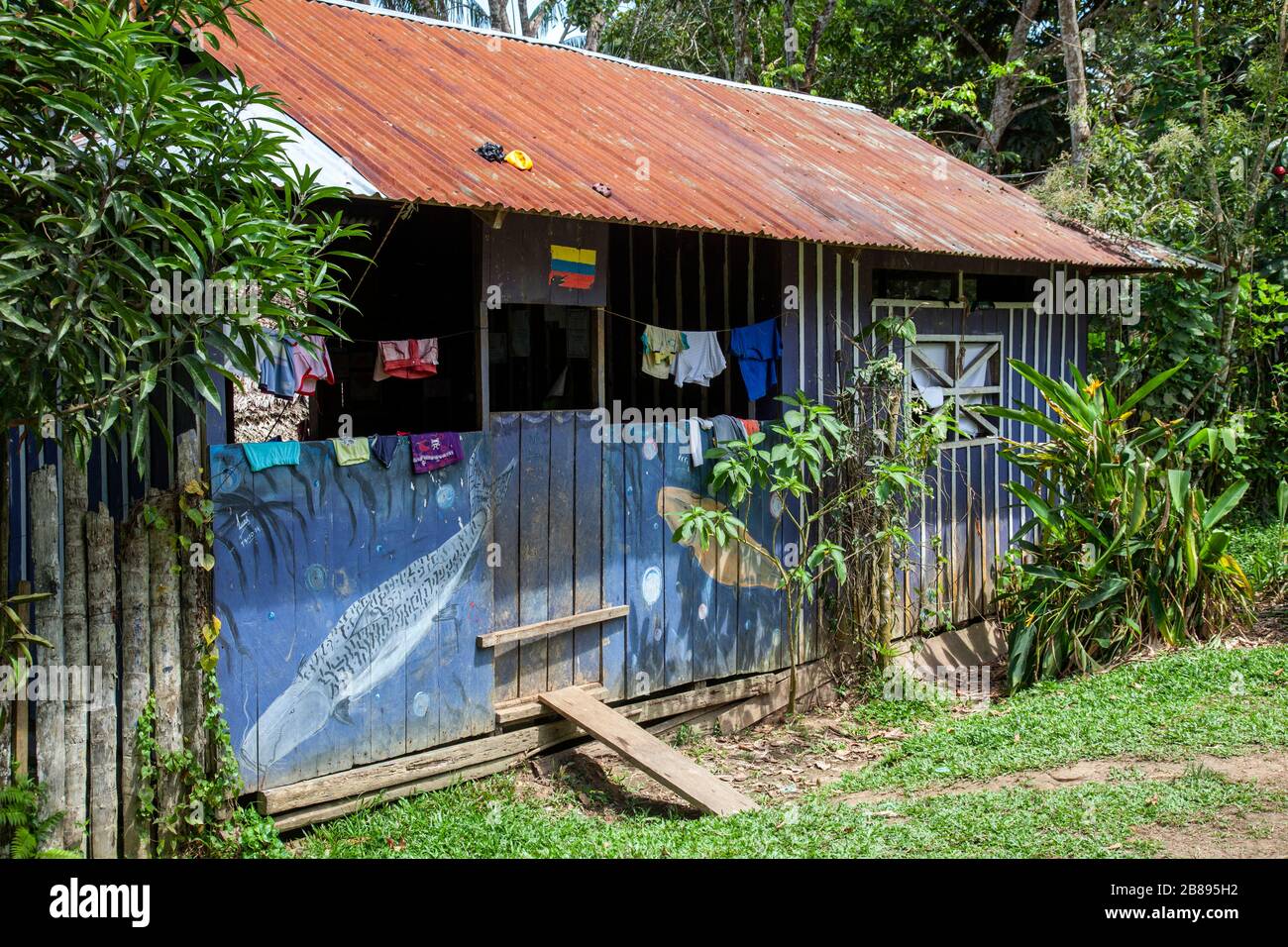 Exotische Gemälde an Häusern der Ticuna-Stammgemeinschaft, Mocagua, Amazonas-Regenwald, Kolumbien Südamerika. Stockfoto