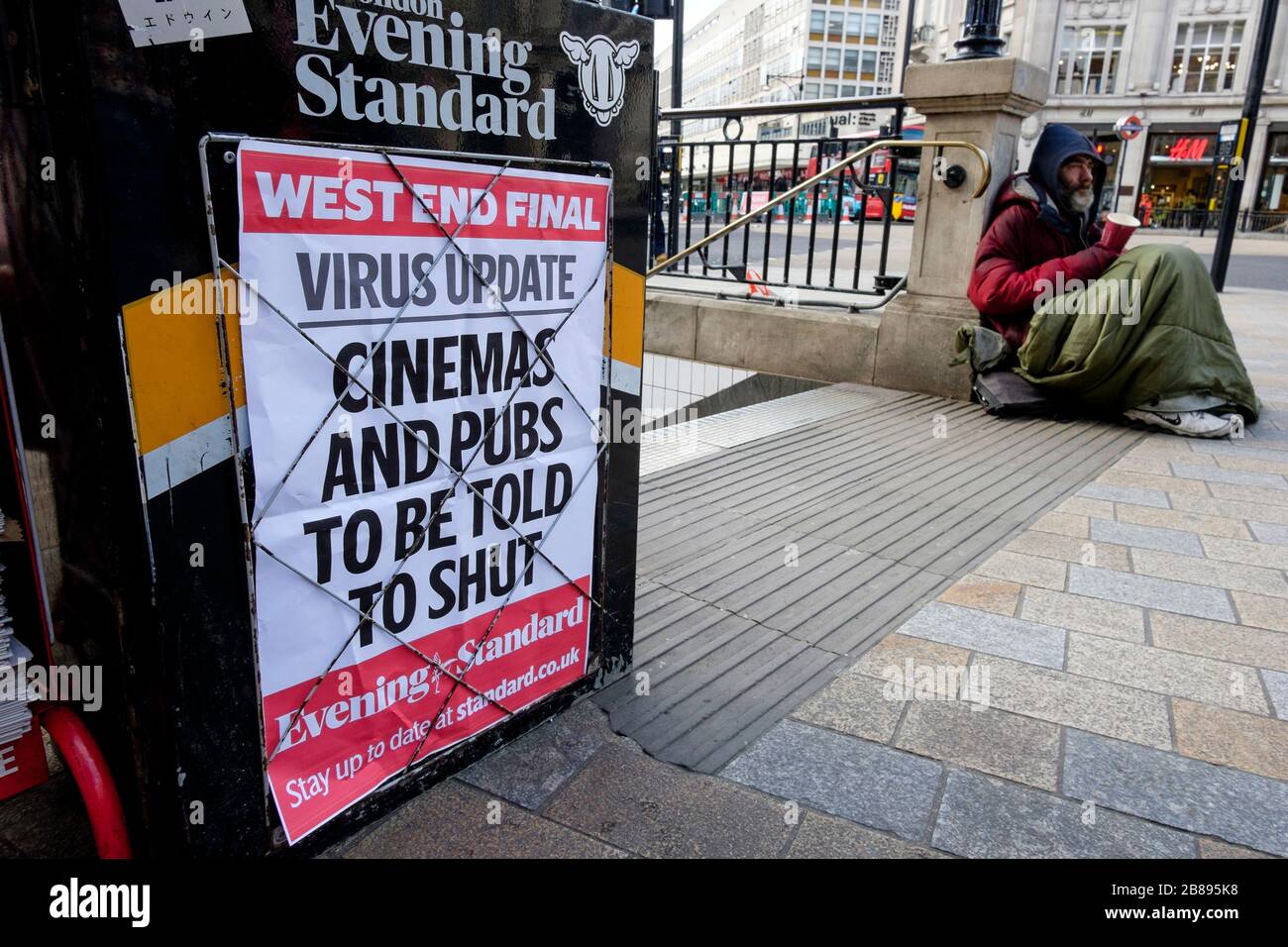 London, Großbritannien. März 2020. Die Schlagzeilen am Oxford Circus geben den Auftrag der britischen Regierung bekannt, dass Pubs geschlossen werden sollen. Stockfoto
