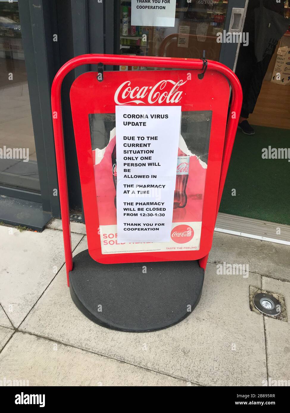 Newcastle, Großbritannien. März 2020. Coronavirus: Schild außerhalb der Apotheke in Newcastle, in der die Öffentlichkeit gebeten wird zu warten, bis der vorherige Kunde den Shop verlässt, 20. März 2020, England, UK Credit: Credit: Matt Pennington / Alamy Live News Stockfoto