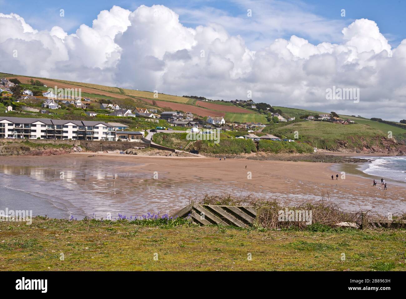 Blick von der Spitze der Burgh Island zurück über den Causeway bei Ebbe und Blick auf Bigbury on Sea an der South Devon Coast, England, Großbritannien Stockfoto