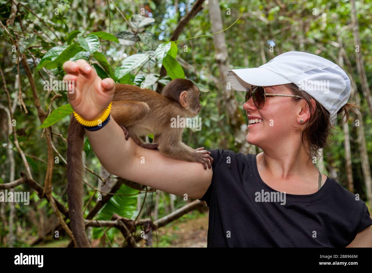 Mädchen, die einen Affen halten. Maikuchiga-Stiftung, Affenheiligtum in  Loreto Mocagua im Amazonas-Regenwald, Leticia Amazon, Kolumbien. Südamerika  Stockfotografie - Alamy