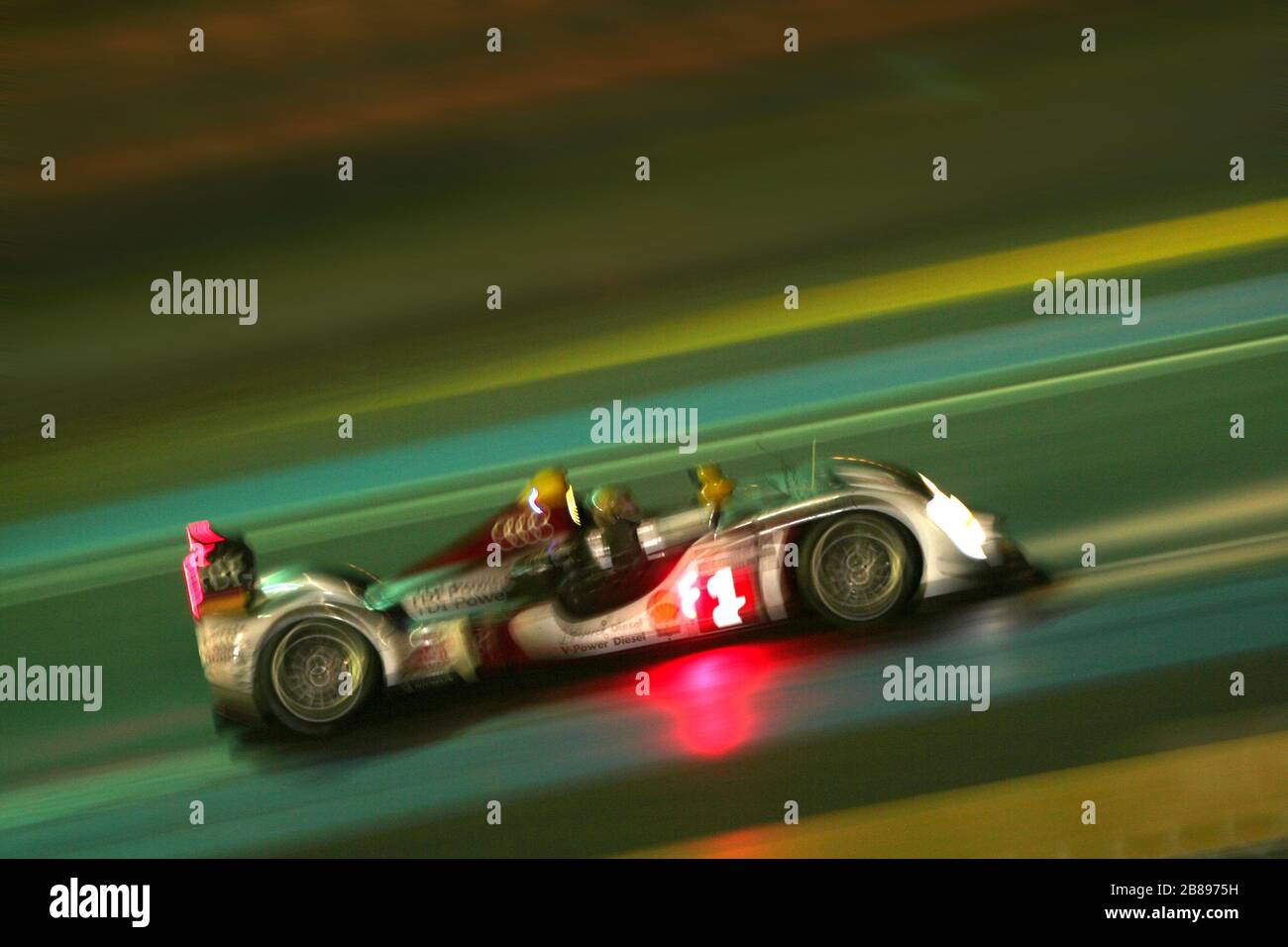 24-Stunden-Rennen von Le Mans 2009 - Audi R15 TDI in der Nacht gefahren von: Allan McNish (GB)/Tom Kristensen (DK)/Rinaldo Capello (I) Stockfoto