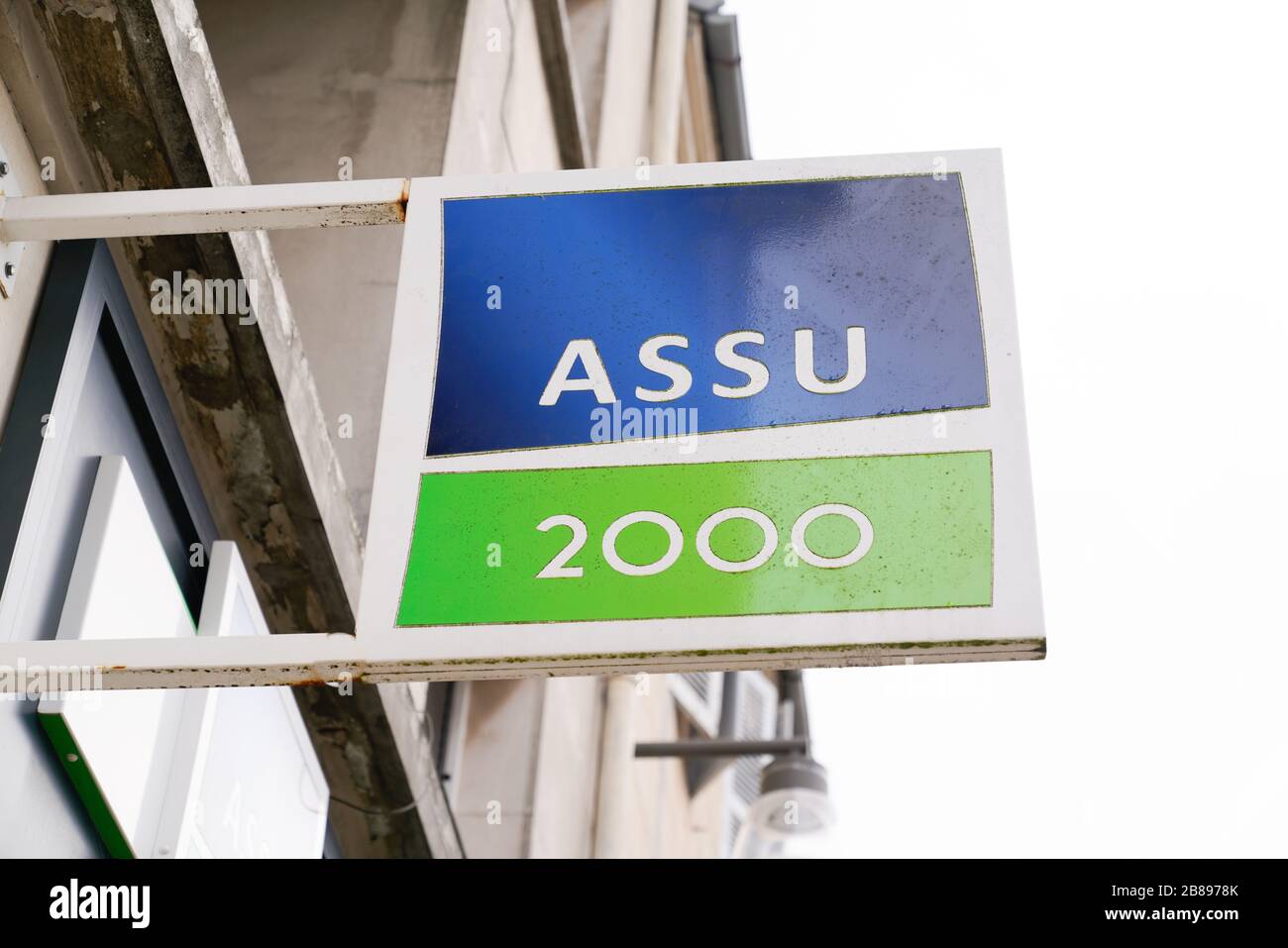 Bordeaux, Aquitanien/Frankreich - 02 21 2020: ASSU 2000-Versicherungsschild Logo auf einem Bürogebäude in einem Wandgeschäft Stockfoto