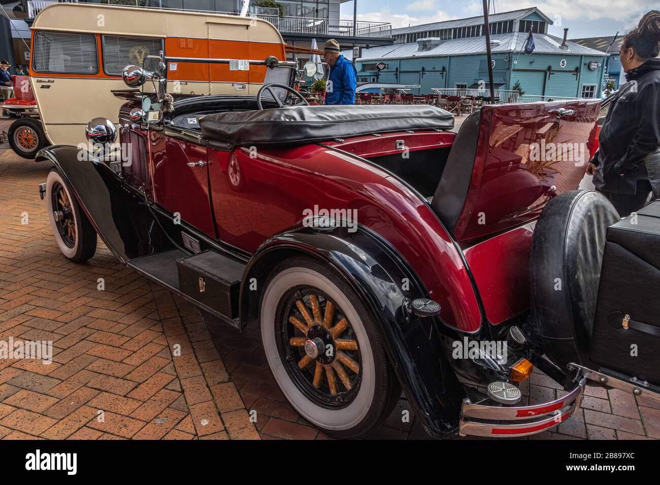 Roter, offener Oldtimer mit dickigem Sitz Stockfoto