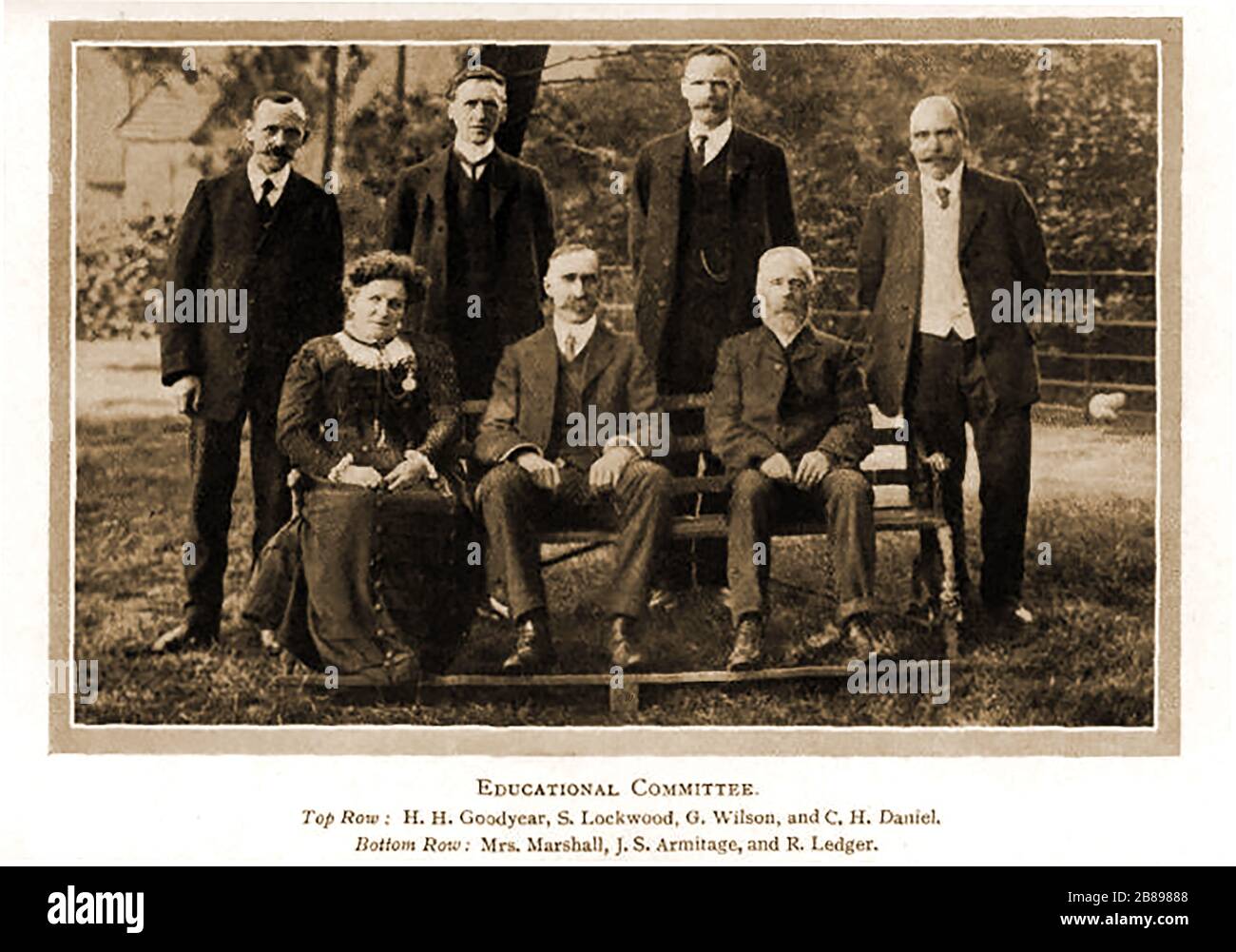 Huddersfield Industrial Society - ein frühes Porträtfoto des Bildungskomitees mit Namen - Goodyear, Lockwood, Wilson, Daniel, Mrs Marshall, Armitage, Ledger. Stockfoto