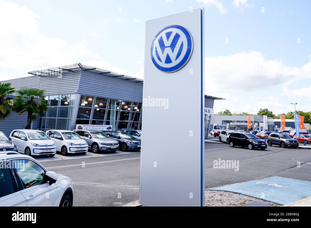 Bordeaux, Aquitanien / Frankreich - 09 30 2019: Ladengeschäft der deutsche  Autohersteller Volkswagen den VW-Hauptsitz in Wolfsburg Stockfotografie -  Alamy