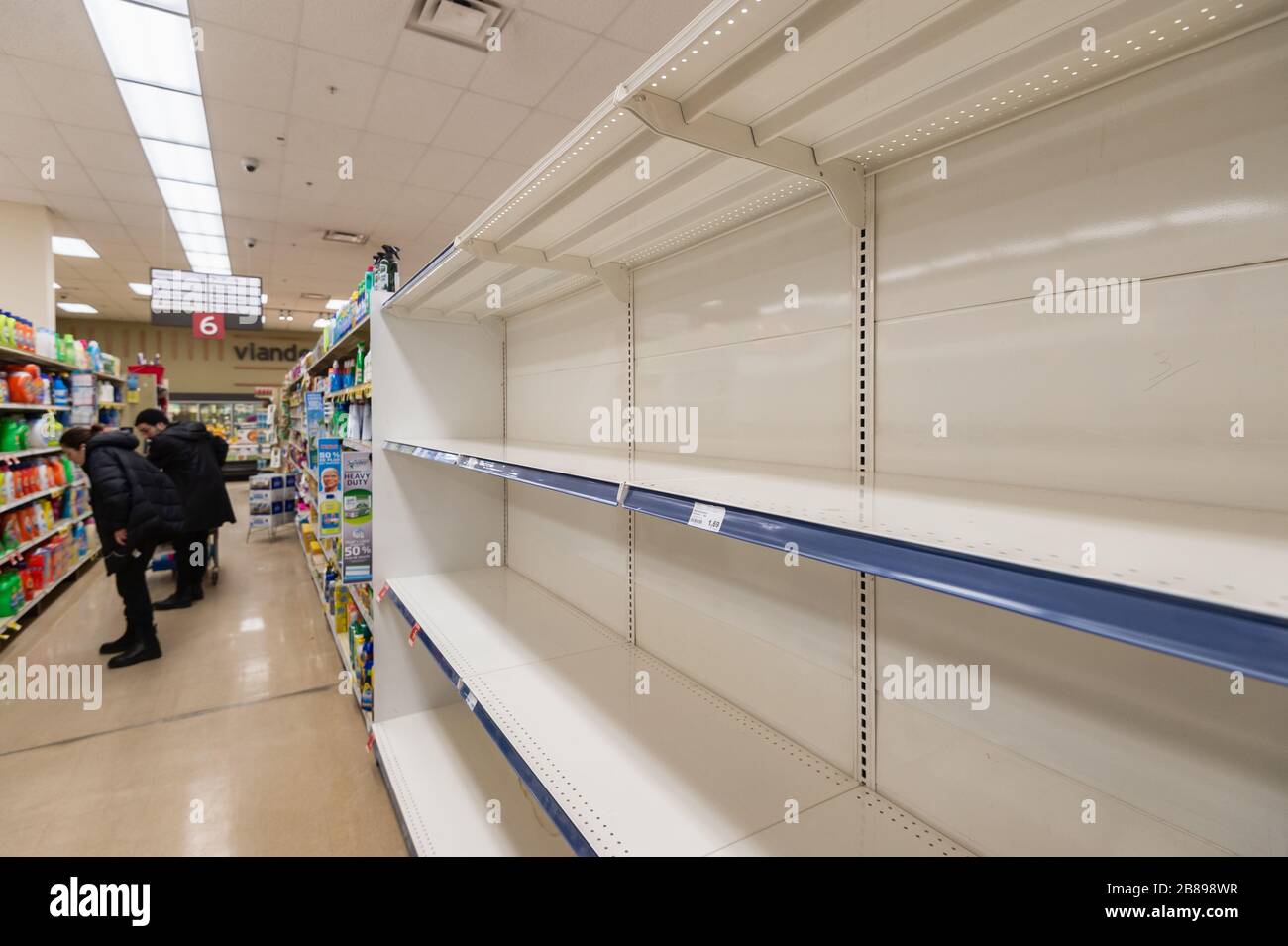 Montreal, CA - 20. März 2020: Leere Regale mit Toilettenpapier in einem Supermarkt. Versorgungsengpässe aufgrund der Panik von Coronavirus. Stockfoto