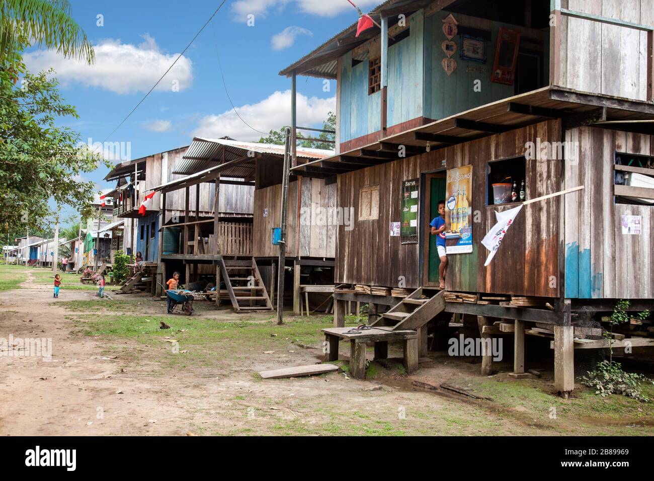 Häuser in der indischen Gemeinde Cacao Island, Amazon Rain Forest, Peru, Südamerika. Stockfoto