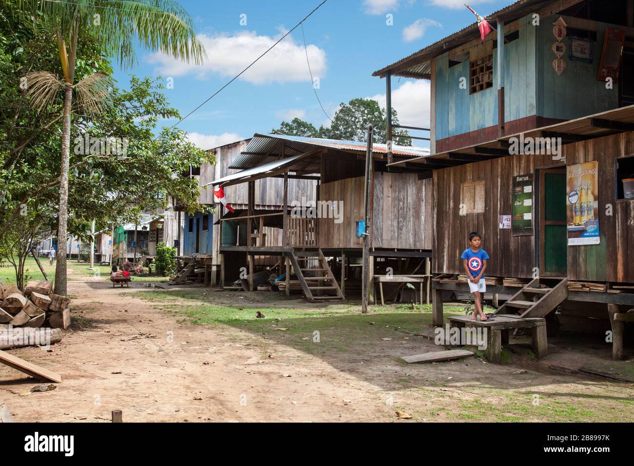 Häuser in der indischen Gemeinde Cacao Island, Amazon Rain Forest, Peru, Südamerika. Stockfoto