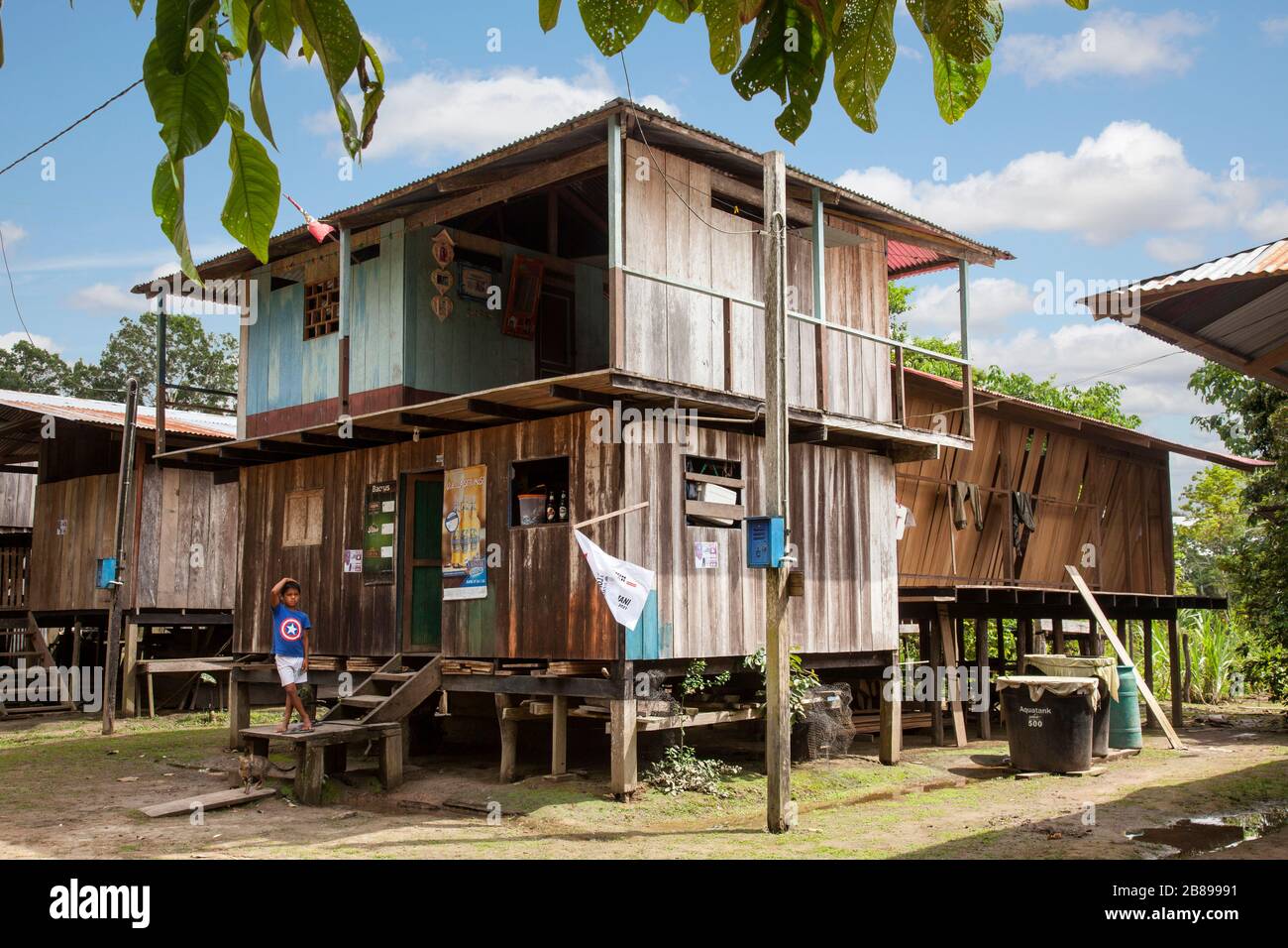 Häuser in der indischen Gemeinde Cacao Island, Amazon Rain Forest, Peru, Südamerika. Stockfoto
