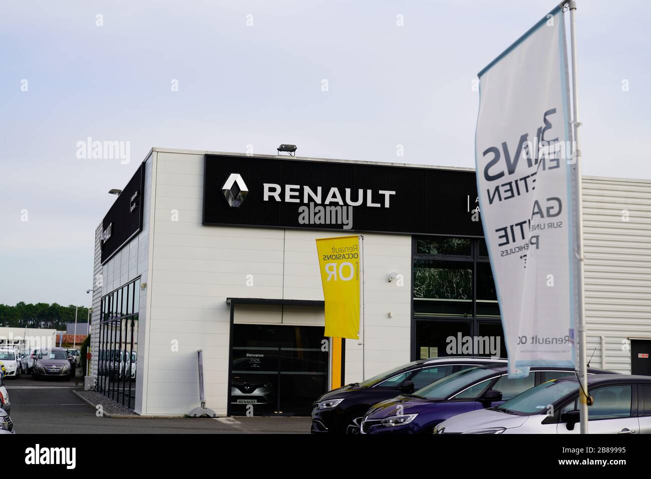 Bordeaux, Aquitanien / Frankreich - 10 14 2019 : Renault Händler Laden Autohaus Autofahne Logo in frankreich Stockfoto