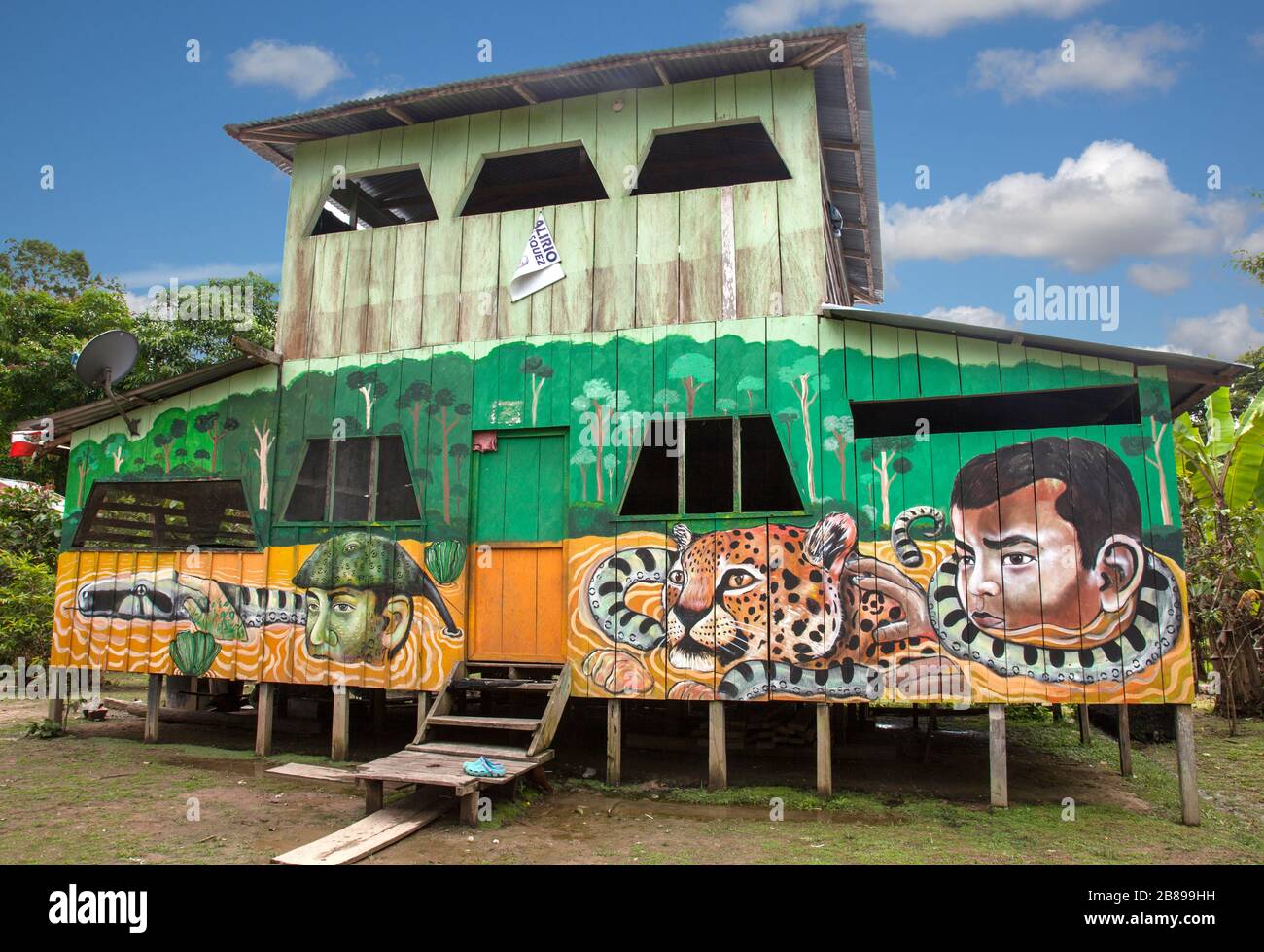 Fantastische Gemälde auf einem Haus in der indischen Gemeinde Cacao Island, Amazon Rain Forest. Peru, Südamerika. Stockfoto