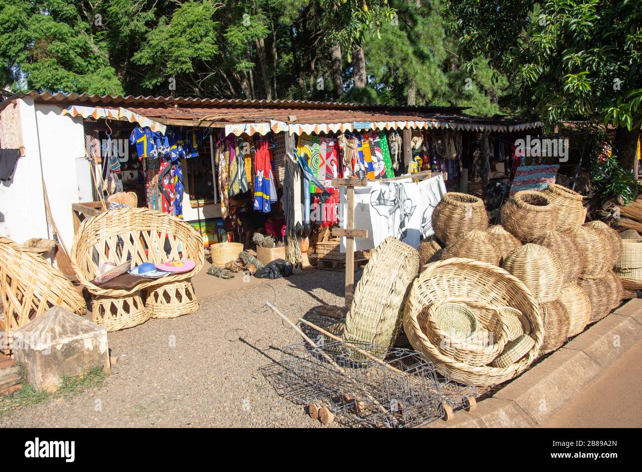 Souvenirläden am Straßenrand für Kunst und Handwerk, in der Nähe von Lobamba, Ezulwini-Tal, Hhohho Region, Königreich Swasiland Stockfoto