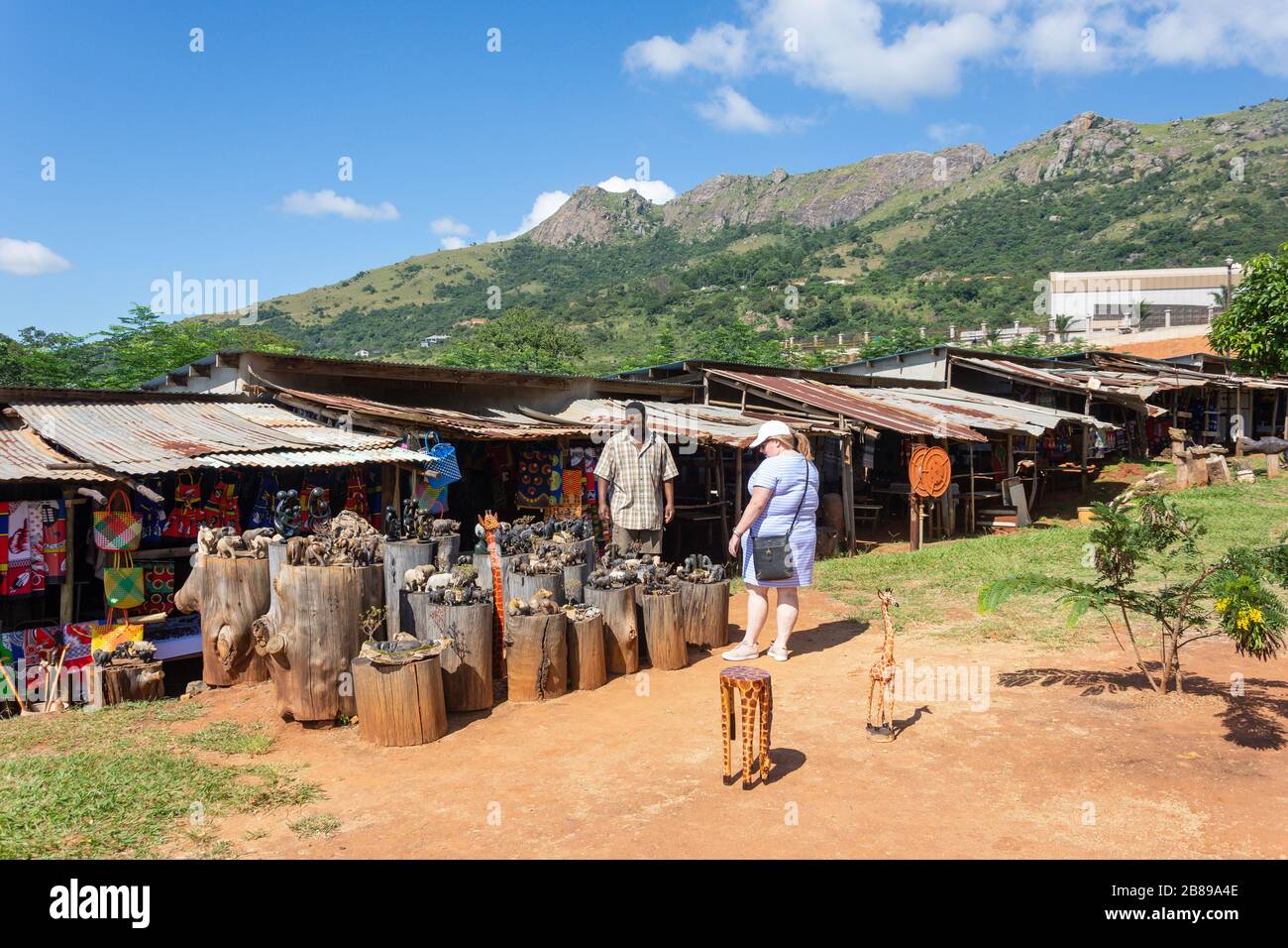 Holzschnitzereien auf dem Ezulwini-Kunsthandwerksmarkt, Lobamba, Ezulwini-Tal, Hhohhoho Region, Königreich Eswatini (Swasiland) Stockfoto